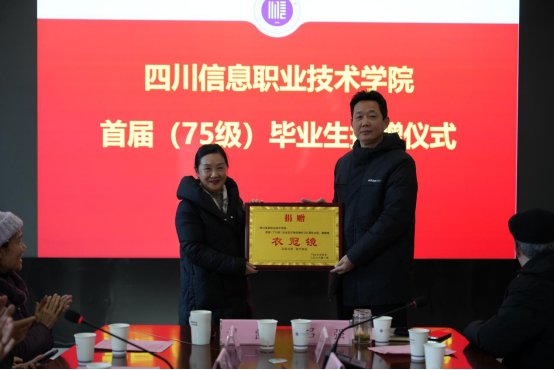 与班主任赵桂珍老师在无技校旧址合影