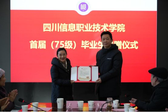 刘凯陪同参观校园