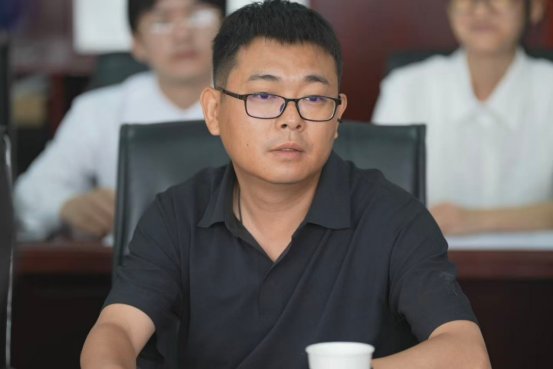 模具9911班班主任刘凯向校友代表颁