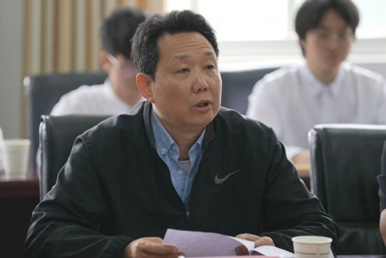 模具9911班校友代表为镌刻着“立德