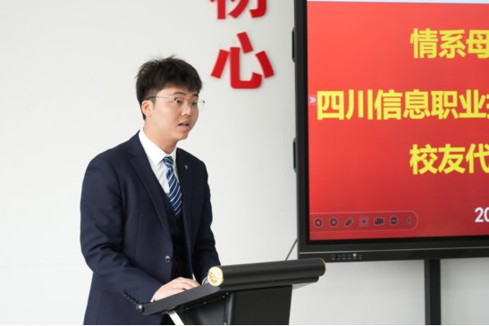 班主任刘凯发放捐赠证书