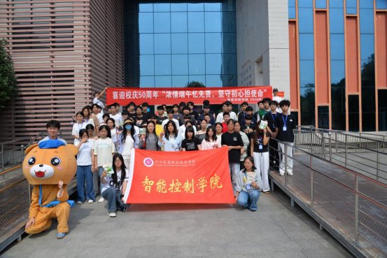 师生们沉浸式体验端午民俗